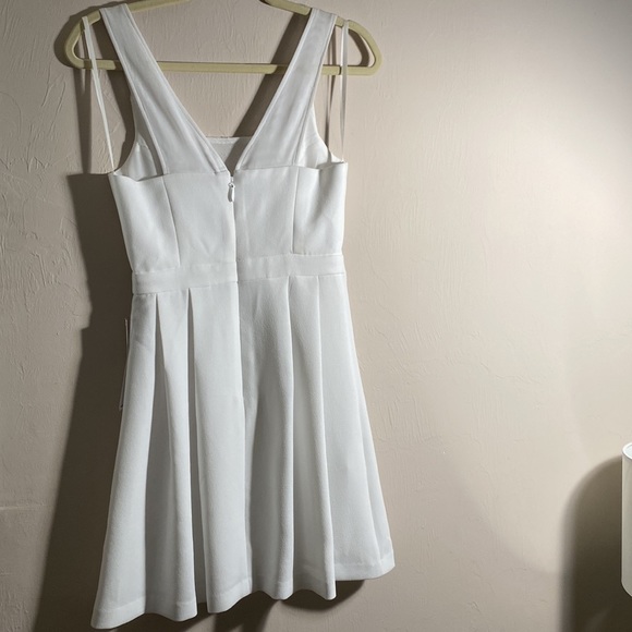 BCBGeneration. Sleeveless, Lace Trim Mini Dress in Optic White. Size 0 - Picture 2 of 5
